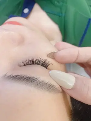 Thin Classic Eyelash Extensions