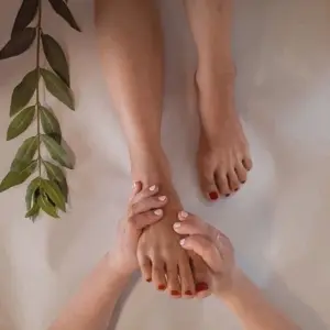 Mát xa chân với đá nóng (Foot Care With Warm Stone)