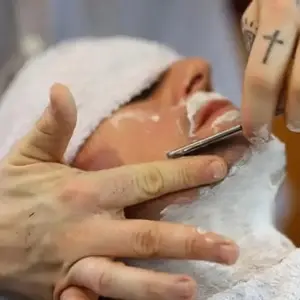 Cạo mặt (hot shave)