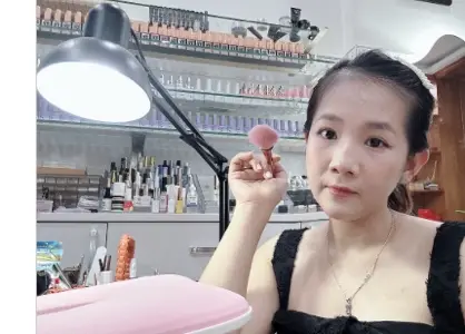 Tiệm nail chữa lành
