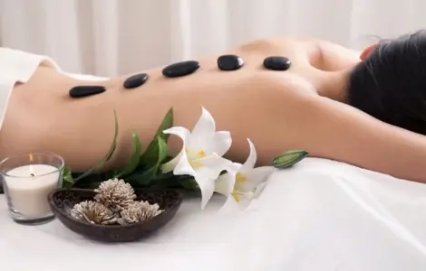 Massage body + đá nóng + chiếu đèn hồng ngoại 60 phút
