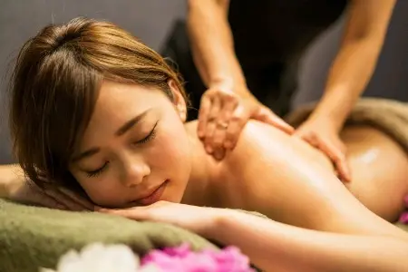 Massage Body Tình Dầu 60' + Chườm túi thảo mộc