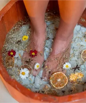 Combo herbal foot soak, exfoliation, heel scrub, pedicure (60')