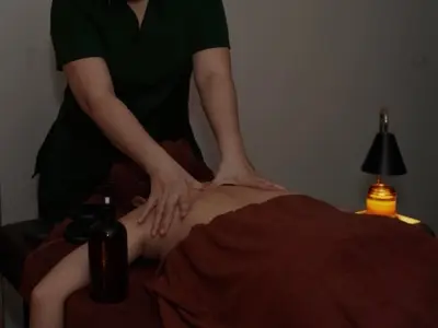 Massage Toàn Thân Nhẹ Nhàng Với Tinh Dầu - 60'
