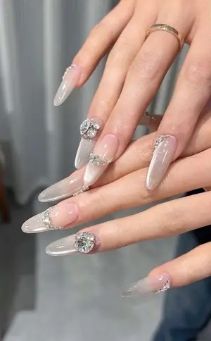 Nhũ - Mắt Mèo