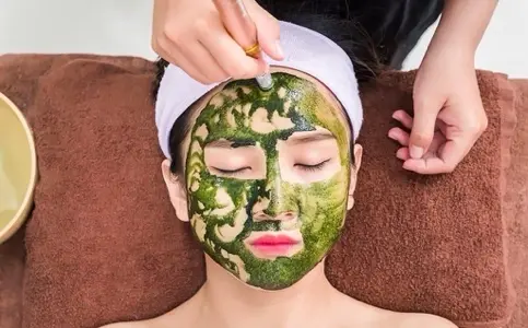 Natural Brightening with Spirulina & Red Ginseng 90'