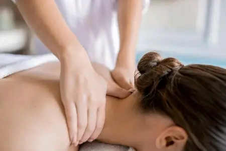 Massage Cổ Vai Gáy - Đi Đá