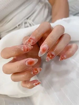 Fashion / Cat Eye Nail Polish